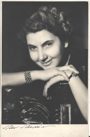 Portret de femeie, Star Studio, București, anii 1940