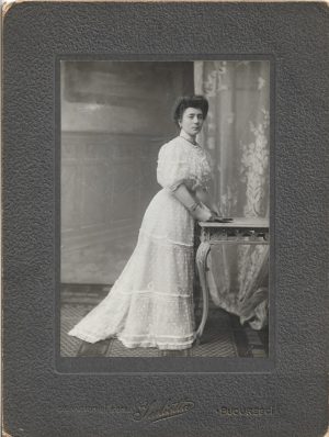 Doamnă în ținută de epocă, studio Julietta, Bucuresci