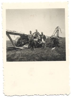 Cavaleriști români pozează cu un avion de vânătoare sovietic Polikarpov I 16 Rata doborât pe Frontul de Est, Al Doilea Război Mondial