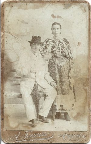 Femeie în port popular românesc, cu salbă de galbeni, studio Albert Krauss, Craiova