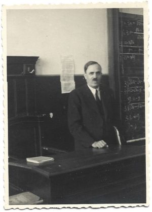 Profesorul de matematică George Canciu de la Școala Comercială din Ploiești, 1942