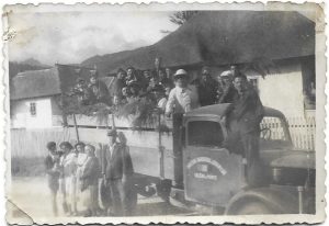Camion inscripționat pe ușă Vălenii de Munte - Ministerul Agriculturii și Domeniilor aflat la Cheia, 1943