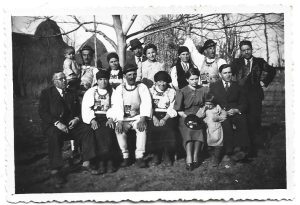 Țărani români în port popular din județul Sibiu, anii 1940