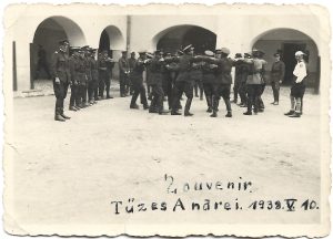 Militari români în horă și membru Straja Țării, 1938