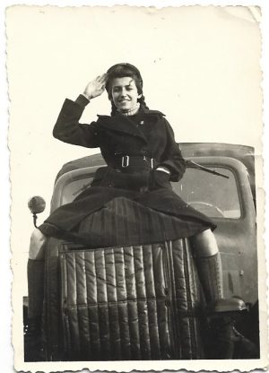 Tânără urcată pe capota camionului, 1941, Chitila