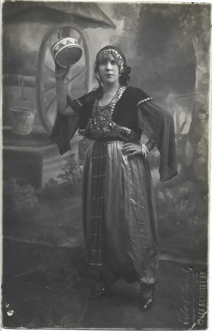 Tânără în costum exotic, 1928, studio Elegant, București