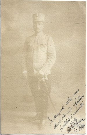 Ofițer român de cavalerie, cu sabie, în uniformă model 1912, 1913