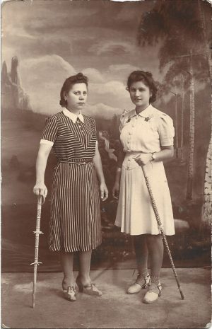Tinere cu toiege de călătorie frumos încrustate, 1941, Câmpulung Moldovenesc, studio I Pașcanu