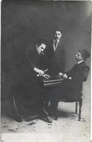 Prieteni la un pahar de băutură, fotografie de epocă