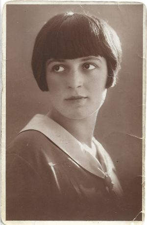 Portret de tânără, România, perioada interbelică