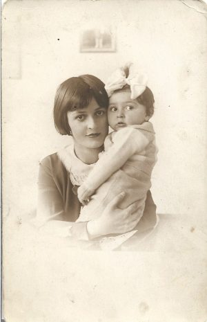 Portret de tânără cu copil, România, perioada interbelică