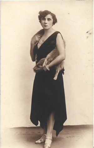Doamnă cu blană de vulpe, studio Fotoglob, perioada interbelică
