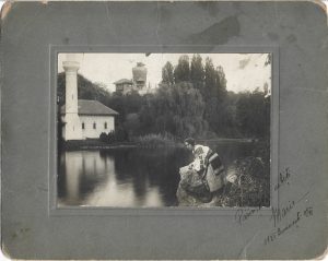 Tânără în port popular românesc în Parcul Carol din București, 1921, studio Frații Prato, București