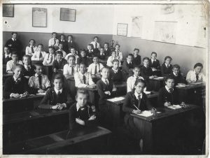 Eleve în uniformă Straja Țării