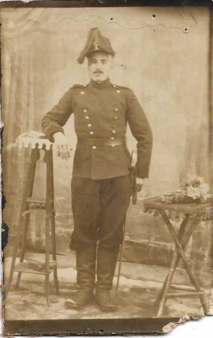 Soldat român din artilerie în uniformă de ceremonie model 1895, cu sabie