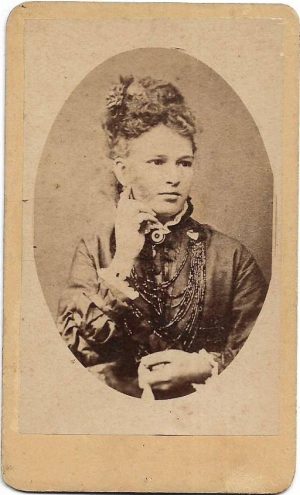Portret de femeie, studio anonim, secolul al XIX-lea