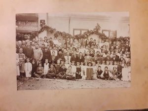 Elevi ai școlii din Pogoanele, județul Buzău, alături de preot și dascăli fotografiați în fața școlii, circa finele secolului al XIX-lea