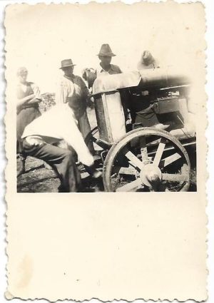 Pornirea unui tractor la manivelă, România, 1944