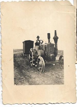 Tractor trăgând o remorcă, România, circa anul 1944