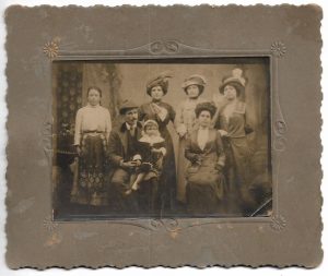 Familie fotografiată la bâlciul din Călărași, 1911