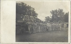 Formațiune de pompieri austro-ungari cu comandanții lor și gorniști, respectiv tulumba și scara pe roți