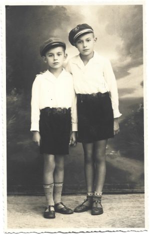 Elevi cu centură de cercetaș, studio Kualles, Bistrița