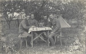 Soldați, un fruntaș și un caporal austro-ungari cu centrală telefonică, 1917
