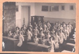 Eleve în uniformă școlară, în sala de clasă, România, perioada interbelică