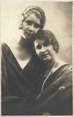 Tinere femei, studio Emil Fischer, Sibiu, 1926