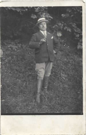 Domn cu canotieră și țigară, 1927, Câmpina