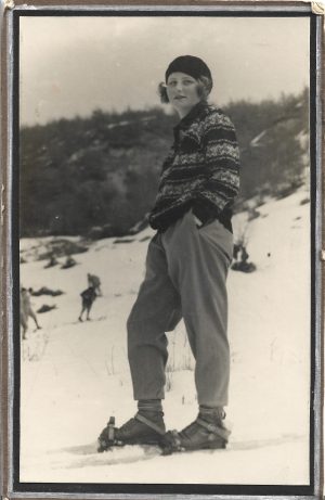 Tânără la schi, România, perioada interbelică