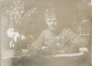 Ofițer austro-ungar decorat, la birou