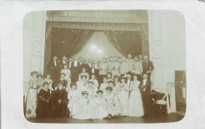 Domni și doamne elegante și ofițeri austro-ungari