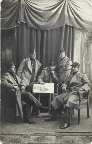 Elevi militari români, 1915, în uniforme model 1912, unul dintre ei cu galon de sergent, studio Buzdugan, București