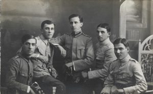 Sublocotenenți români în uniforme model 1916 cu adaptări făcute pe front, unul dintre ei cu două însemne de rănit