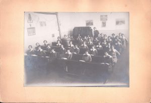 Eleve în uniformă școlară, în sala de clasă, România, perioada interbelică