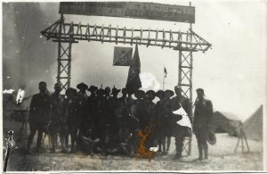 Cercetași români din Cohorta N Bălcescu cu placă și steag cu însemnul cohortei, Jamboreea de la Mamaia, 1934