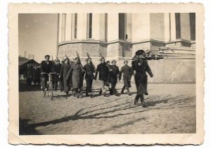 Premilitari cu puști însoțiți de un biciclist, 1939