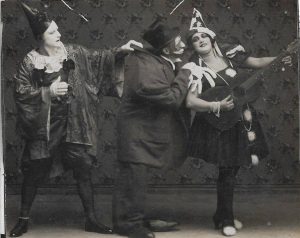 Bufoni ai circului deținut de Garabet Artin Cuiumgian alias George Ionescu, proprietar și actor de circ, România, perioada interbelică