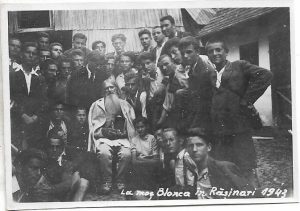 Elevi împreună cu moș Blonca, Rășinari, județul Sibiu, 1943