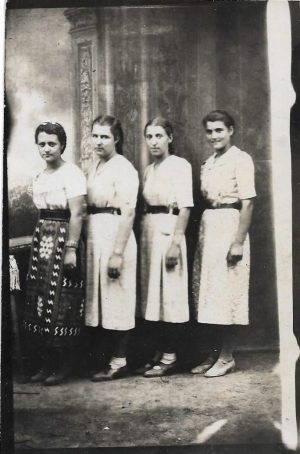 Tinere fete, Vădăstrița, județul Olt, 1939