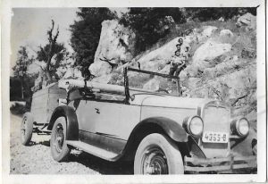 Automobil al Circului Royal al lui Garabet Artin Cuiumgian alias George Ionescu, proprietar și actor de circ, perioada interbelică