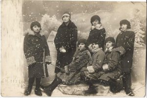 Fete cu sanie, studio Zissu, Târgoviște