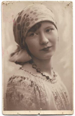 Fată în port popular românesc, studio Mărculescu, București, 1929