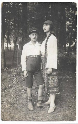 Elev și tânără în port popular, 1926, studio Zissu, Târgoviște
