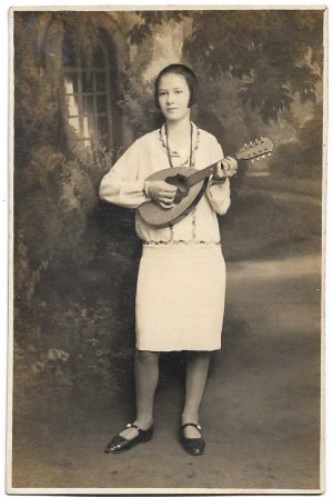 Tânără cu lăută, 1928, studio Mărculescu, București