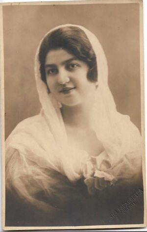 Portret de tânără, studio Papacostea, București