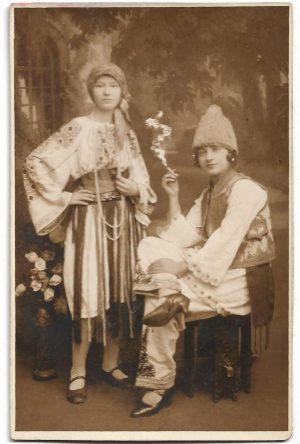 Fete în port popular românesc, studio Mărculescu, București, 1928