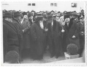 Episcopul ortodox Roman Ciorogariu, generalul Nicolae Macici și alte personalități, Oradea, anii 1930