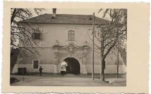 Poarta 4 a cetății Alba Iulia, cu santinelă română cu baioneta la armă, perioada interbelică